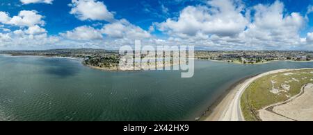 Vue aérienne de la réserve naturelle de Fiesta Island au coeur de San Diego avec vue sur Bay Park Banque D'Images