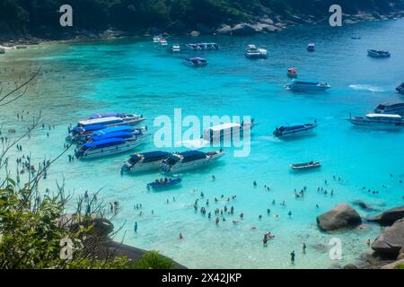 Les touristes apprécient la beauté de l'eau sous-marine à Similan Islands 8 (rochers de voile) dans le parc national marin des îles Similan, province de Phang Nga, dans le sud de la Thaïlande Banque D'Images