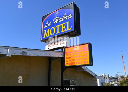 LA HABRA, CALIFORNIE - 28 APR 2024 : le Motel la Habra sur Whittier Boulevard. Banque D'Images