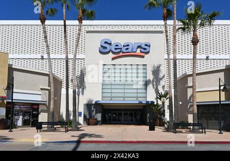 WHITTIER, CALIFORNIE - 28 avril 2024 : entrée principale du Sears Department Store dans le centre-ville de Whitwood. Banque D'Images