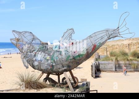 Lacanau Océan. Plastic’ Dolphin par Alfred Knot. Collaboration entre Alfred Knot, Nomads Surfing et la ville de Lacanau. Ce totem en forme de Banque D'Images