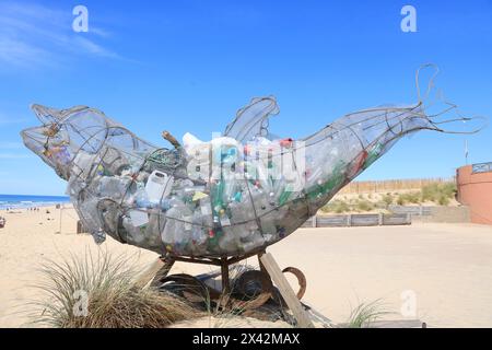 Lacanau Océan. Plastic’ Dolphin par Alfred Knot. Collaboration entre Alfred Knot, Nomads Surfing et la ville de Lacanau. Ce totem en forme de Banque D'Images