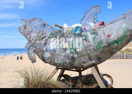 Lacanau Océan. Plastic’ Dolphin par Alfred Knot. Collaboration entre Alfred Knot, Nomads Surfing et la ville de Lacanau. Ce totem en forme de Banque D'Images