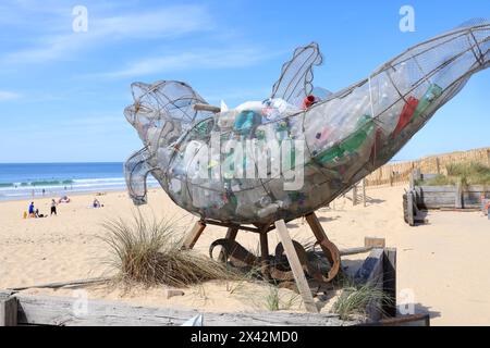 Lacanau Océan. Plastic’ Dolphin par Alfred Knot. Collaboration entre Alfred Knot, Nomads Surfing et la ville de Lacanau. Ce totem en forme de Banque D'Images