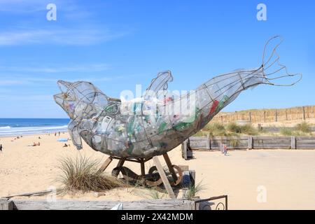 Lacanau Océan. Plastic’ Dolphin par Alfred Knot. Collaboration entre Alfred Knot, Nomads Surfing et la ville de Lacanau. Ce totem en forme de Banque D'Images