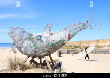 Lacanau Océan. Plastic’ Dolphin par Alfred Knot. Collaboration entre Alfred Knot, Nomads Surfing et la ville de Lacanau. Ce totem en forme de Banque D'Images