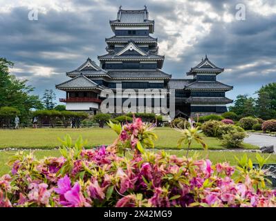 Château japonais Matsumoto du XVIe siècle dans la préfecture de Nagano Banque D'Images