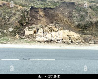 Glissement de terrain sur une route rurale dans la vallée de Souvat en raison de fortes pluies au Pakistan. Banque D'Images