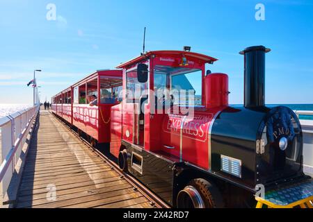 Le train à jetée rouge, connu sous le nom de Ray White stocker Preston Express, revient sur la jetée Busselton à Busselton, dans le sud-ouest de l'Australie occidentale. Banque D'Images