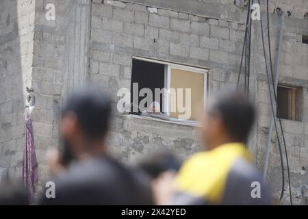 Rafah, Palestine. 29 avril 2024. Des équipes palestiniennes de défense civile mènent des opérations de recherche et de sauvetage dans les décombres après les attaques israéliennes, à Rafah, dans la bande de Gaza, le 29 avril 2024. Les frappes aériennes israéliennes sur la ville de Rafah, dans le sud de Gaza, ont tué au moins 22 personnes, dont six femmes et cinq enfants, ont déclaré des responsables de la santé palestiniens. L'un des enfants tués dans les grèves pendant la nuit de lundi n'avait que 5 jours. Crédit : Abaca Press/Alamy Live News Banque D'Images