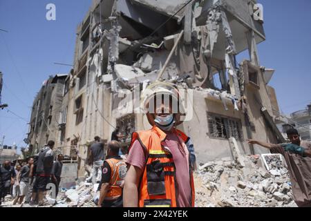 Rafah, Palestine. 29 avril 2024. Des équipes palestiniennes de défense civile mènent des opérations de recherche et de sauvetage dans les décombres après les attaques israéliennes, à Rafah, dans la bande de Gaza, le 29 avril 2024. Les frappes aériennes israéliennes sur la ville de Rafah, dans le sud de Gaza, ont tué au moins 22 personnes, dont six femmes et cinq enfants, ont déclaré des responsables de la santé palestiniens. L'un des enfants tués dans les grèves pendant la nuit de lundi n'avait que 5 jours. Crédit : Abaca Press/Alamy Live News Banque D'Images