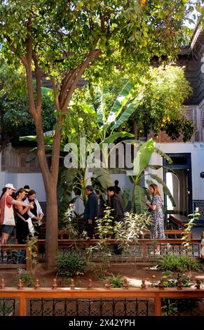 Marrakech, Maroc, 16 novembre 2024, Cour dans Bahia Palace avec petit avec petit jardin Banque D'Images