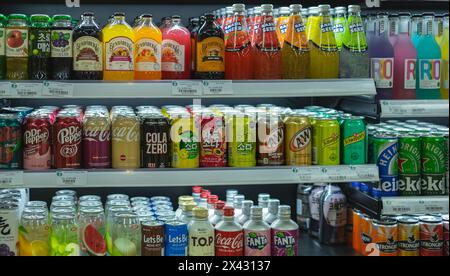 Différents types de boissons gazeuses sur l'étagère dans le supermarché magasin. Boissons avec du sucre. Boissons alcoolisées, boissons Fizzy. Nha Trang Vietnam avril 9 202 Banque D'Images
