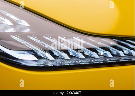 Vue rapprochée du phare LED de voiture moderne Banque D'Images