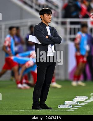 Doha, Qatar. 29 avril 2024. Shin Tae Yong, entraîneur-chef de l'Indonésie, réagit lors du match de demi-finale entre l'Indonésie et l'Ouzbékistan lors du tournoi de football AFC U23 Asian Cup Qatar 2024 à Doha, Qatar, le 29 avril 2024. Crédit : Nikku/Xinhua/Alamy Live News Banque D'Images