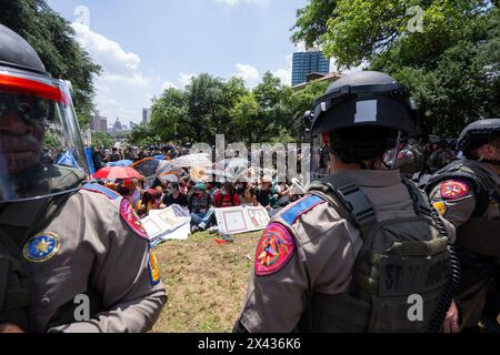 Austin, États-Unis. 29 avril 2024. Des policiers montent la garde lors d'une manifestation pro-palestinienne à l'Université du Texas à Austin (UT Austin) à Austin, États-Unis, le 29 avril 2024. Plus de 100 personnes ont été arrêtées alors que la police et les manifestants pro-palestiniens se sont affrontés sur le campus de UT Austin lundi après-midi, ont rapporté les médias locaux, citant les responsables du comté de Travis. Les responsables ont déclaré que les accusations pourraient inclure la résistance à l'arrestation et aux voies de fait. Crédit : Christopher Davila/Xinhua/Alamy Live News Banque D'Images