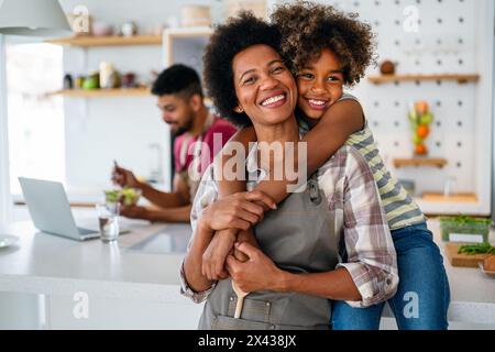 Portrait de mère africaine serrant avec sa fille, appréciant moment d'amour, s'amusant ensemble Banque D'Images