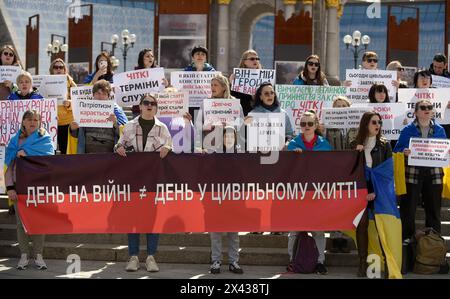 KIEV, UKRAINE - le 27 AVRIL 2024 - des activistes se sont rassemblés à Maidan Nezalezhnosti pour le 10ème Picket pacifique panukrainien pour plaider pour des conditions de service maximales et équitables et l'adoption immédiate d'une loi sur l'établissement des conditions de service, Kiev, capitale de l'Ukraine. Banque D'Images