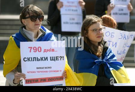 KIEV, UKRAINE - le 27 AVRIL 2024 - des activistes se sont rassemblés à Maidan Nezalezhnosti pour le 10ème Picket pacifique panukrainien pour plaider pour des conditions de service maximales et équitables et l'adoption immédiate d'une loi sur l'établissement des conditions de service, Kiev, capitale de l'Ukraine. Banque D'Images