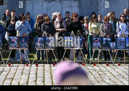 Non exclusif : LVIV, UKRAINE - 27 AVRIL 2024 - des gens sont réunis pour la prière commémorative pour les défenseurs péris de l'Ukraine dans les champs o Banque D'Images