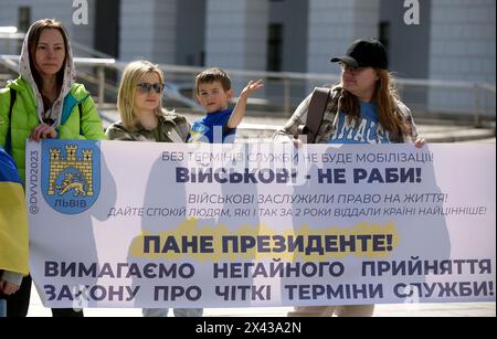 Non exclusif : KIEV, UKRAINE - le 27 AVRIL 2024 - des activistes se sont rassemblés à Maidan Nezalezhnosti pour le 10ème Picket pacifique panukrainien à défendre Banque D'Images