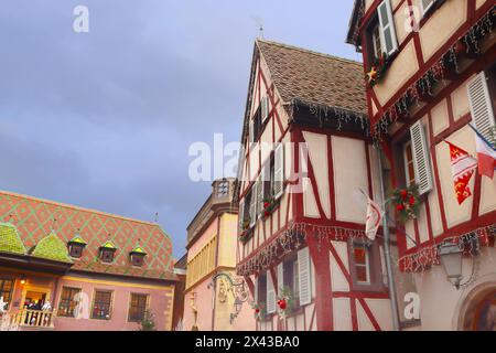 Colmar, France - 21 décembre 2023 : ancienne maison de douane (ancienne douane ou Koïfhus) - bâtiments alsasiens à gauche et anciens Banque D'Images