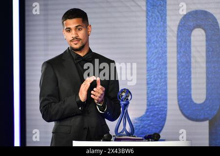 Ludovic Blas, milieu de terrain du stade Rennais, applaudit lors de la cérémonie des Arkema D1 Awards au Pavillon Dauphine à Paris le 29 avril 2024. Photo de Firas Abdullah/ABACAPRESS. COM Credit : Abaca Press/Alamy Live News Banque D'Images