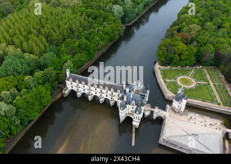 (240430) -- ORLÉANS, 30 avril 2024 (Xinhua) -- une photo prise par un drone aérien le 27 avril 2024 montre la vue du château de Chenonceau dans la vallée de la Loire, en France. Les châteaux de la Loire font partie du patrimoine architectural des villes historiques d'Amboise, Angers, Blois, Chinon, Montsoreau, Orléans, Saumur, Tours le long de la Loire en France. Ils illustrent les idéaux Renaissance du design en France. (Xinhua/Meng Dingbo) Banque D'Images