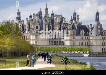 (240430) -- ORLÉANS, 30 avril 2024 (Xinhua) -- des touristes visitent le château de Chambord dans la vallée de la Loire, France, 28 avril 2024. Les châteaux de la Loire font partie du patrimoine architectural des villes historiques d'Amboise, Angers, Blois, Chinon, Montsoreau, Orléans, Saumur, Tours le long de la Loire en France. Ils illustrent les idéaux Renaissance du design en France. (Xinhua/Meng Dingbo) Banque D'Images