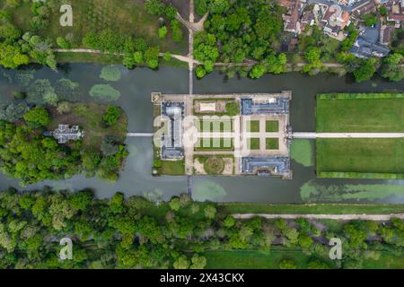 (240430) -- ORLÉANS, 30 avril 2024 (Xinhua) -- une photo de drone aérien prise le 28 avril 2024 montre la vue du château de la Ferté Saint-Aubin dans la vallée de la Loire, France. Les châteaux de la Loire font partie du patrimoine architectural des villes historiques d'Amboise, Angers, Blois, Chinon, Montsoreau, Orléans, Saumur, Tours le long de la Loire en France. Ils illustrent les idéaux Renaissance du design en France. (Xinhua/Meng Dingbo) Banque D'Images