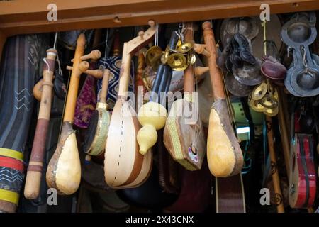 Fès, Maroc. Instruments de musique traditionnels en vente dans un magasin de musique dans la médina. Banque D'Images