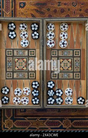 Fès, Maroc. Jeu de backgammon sculpté à la main avec incrustation. Banque D'Images