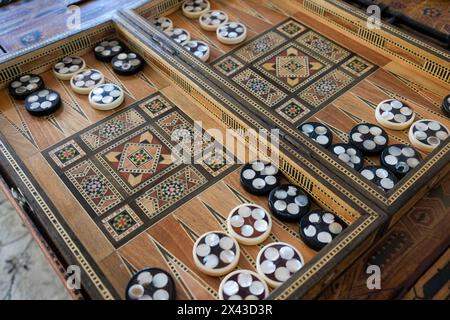 Fès, Maroc. Jeu de backgammon sculpté à la main avec incrustation. Banque D'Images