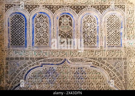 Fès, Maroc. Beau détail en plâtre sculpté à la main, design mauresque. Banque D'Images