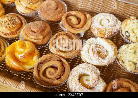 Rangées de délicieux petits pains danois et pâtisseries fraîchement cuits à la boulangerie Banque D'Images