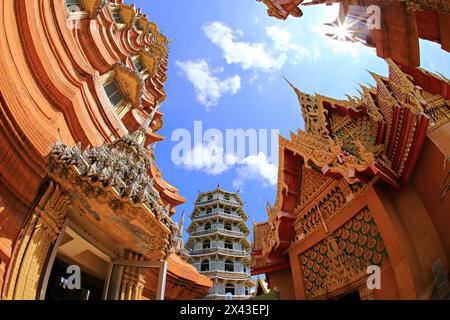 Le temple de la grotte du tigre ou Wat Tham Sua est le temple célèbre de la province de Kanchanaburi, en Thaïlande Banque D'Images