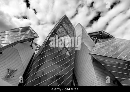 Le bâtiment de la Fondation Louis Vuitton conçu par l'architecte Frank Gehry est un musée d'art et centre culturel français parrainé par le groupe LVMH et sa filiale Banque D'Images