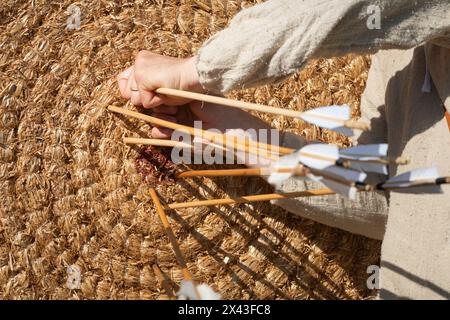 Italie. Lombardie, Reenactment Mediaeval, Archer prend la flèche de la cible de paille Banque D'Images