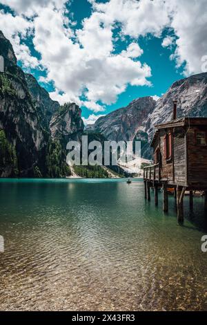 Magnifique lac glaciaire Lago di Braies dans les Dolomites, Italie Banque D'Images
