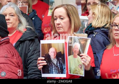 Belfast, Royaume-Uni 30 04 2024 ni Covid familles endeuillées arrivée. Début de l'enquête britannique sur la covid en Irlande du Nord au Clayton Hotel Belfast Belfast Northern Ireland Credit : HeadlineX/Alamy Live News Banque D'Images