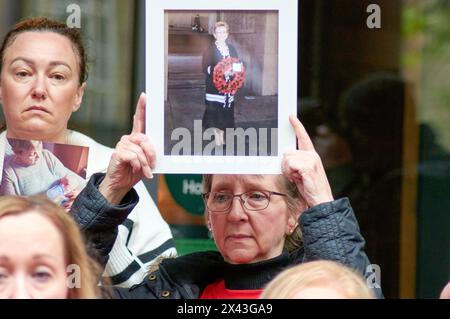 Belfast, Royaume-Uni 30 04 2024 ni Covid familles endeuillées arrivée. Début de l'enquête britannique sur la covid en Irlande du Nord au Clayton Hotel Belfast Belfast Northern Ireland Credit : HeadlineX/Alamy Live News Banque D'Images