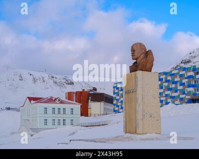 Buste de Lénine. Ville minière russe Barentsburg au fjord Gronfjorden. La mine de charbon est toujours en activité. Région arctique, Scandinavie, Norvège, SVA Banque D'Images