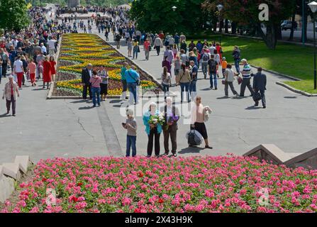 Beaucoup de gens vont le long du boulevard pour déposer des fleurs au Monument de gloire dans le jour de la victoire 09 mai, 2016 à Dnepropetrovsk, Ukraine. Banque D'Images