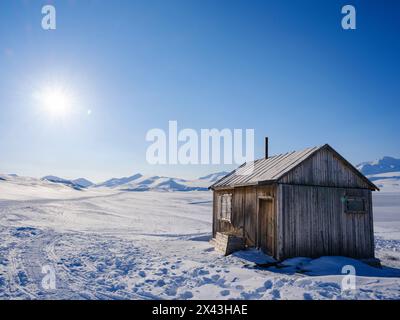 Cabane traditionnelle à Frozen Gronfjorden, île du Spitzberg. Région arctique, Scandinavie, Norvège, Svalbard Banque D'Images