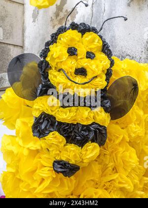 Les rues de Tomar décorées de fleurs en papier pour le Festival des plateaux. La Festa dos Tabuleiros est l’une des célébrations les plus importantes de Portuga Banque D'Images