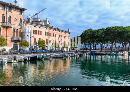 Le Porto Vecchio (vieux port) dans la ville italienne de Desenzano del Garda. Avec un emplacement idyllique sur la rive sud du lac de Garde, en Italie. Banque D'Images