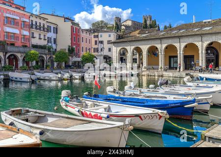 Le Porto Vecchio (vieux port) dans la ville italienne de Desenzano del Garda. Avec un emplacement idyllique sur la rive sud du lac de Garde, en Italie. Banque D'Images