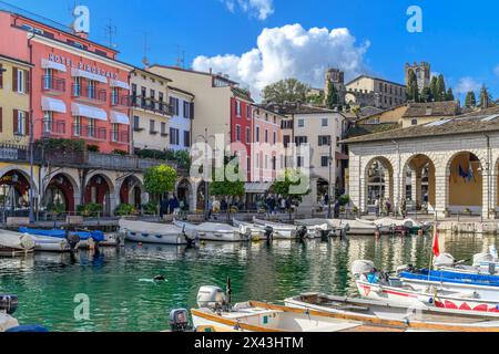 Le Porto Vecchio (vieux port) dans la ville italienne de Desenzano del Garda. Avec un emplacement idyllique sur la rive sud du lac de Garde, en Italie. Banque D'Images