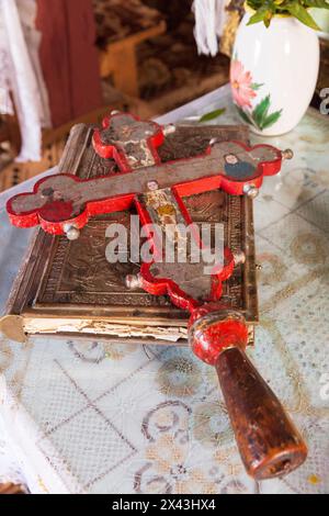 Roumanie, Comté de Maramures, Surdesti. Orthodoxe oriental, église de Lemn. Églises historiques en bois. Patrimoine de l'UNESCO. Vieux crucifix en bois peint. Banque D'Images