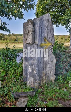 Espagne, Galice. Sculpture sur pierre d'un pèlerin le long du Camino de entre Ventras de Naron et Palas de Rei Banque D'Images